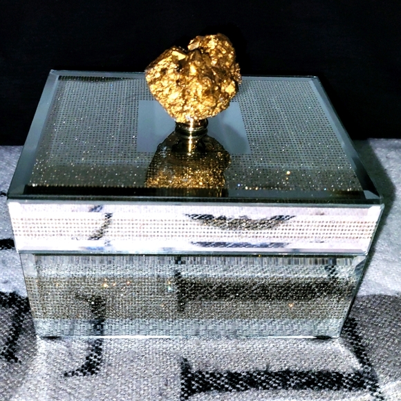 Beautiful jewelry/trinket box! $20 Obo. - Picture 2 of 4